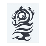 Ein Drache, der aus fließenden Wellen besteht, sich windet und im Tribal-Stil verläuft. Das Design fängt die Kraft des Wassers und das Geheimnis des Drachen in einem schönen Tattoo ein. Perfekt für jemanden, der mythologische Kreaturen und geschwungene, fließende Formen liebt!