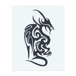 Ein fiercer Drache im Tribal-Stil, mit wirbelnden Mustern, die seine Kraft und Anmut zeigen. Seine scharfen Krallen und seine stolze Haltung lassen ihn bereit zum Angriff wirken. Dieses Tattoo ist perfekt für alle, die mythologische Kreaturen und mutige Designs lieben!