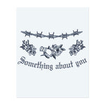 Eine Mischung aus kräftigen Worten und zarten Blumen, mit einem Drahtzaun, der die Designs trennt. Der Spruch "Something about you" wird mit Rosen und Dornen kombiniert, die eine Liebe symbolisieren, die sowohl schön als auch schmerzhaft ist. Ein Tattoo, das eine Geschichte von Liebe und Kampf erzählt.