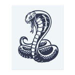 Eine mächtige Kobra mit aufgeblasener Haube, die sich windet und bereit ist, zuzuschlagen. Dieses Tattoo symbolisiert Gefahr, Stärke und Schutz und fängt die intensive und dominante Präsenz des Königs der Schlangen ein.