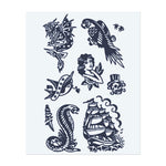 Ein Bündel klassischer nautischer Symbole: ein fliegender Papagei, ein Totenkopf, ein Schiff, eine Schlange, ein Matrosenmädchen und ein Drache. Diese Tattoos repräsentieren Abenteuer, Freiheit und den Geist des Meeres und verbinden kräftige Bilder mit zeitlosen Themen von Entdeckung und Gefahr.