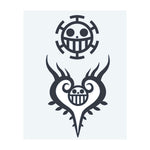 Ein Tattoo mit dem Jolly Roger von One Piece, mit dem ikonischen lächelnden Totenkopf und den gekreuzten Knochen. Das erste Design ist das Symbol der Strohhutpiraten, das zweite hat einen herzförmigen Rahmen darum. Ein perfektes Tribut für Fans von Luffys abenteuerlicher Crew!