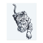 Ein mächtiger Tiger, der sich tief kauert und bereit ist zuzuschlagen. Dieses Tattoo symbolisiert Heimlichkeit, Stärke und Fokus. Perfekt für jemanden, der Agilität, Mut und die Kunst, präzise zu handeln, wie der majestätische Tiger, schätzt.