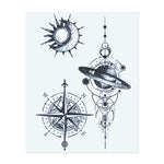 Ein himmlisches Tattoo-Set mit der Sonne, einem Kompass und planetaren Symbolen. Diese Designs repräsentieren Entdeckung, das Universum und die Führung der Sterne. Perfekt für jemanden, der Abenteuer, Entdeckung und eine tiefere Verbindung zum Universum sucht.