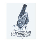 Eine Hand, die eine Waffe hält, mit komplizierten Details an der Hand und dem Wort "Everything" darunter. Dieses Design symbolisiert Kontrolle, Macht und das Gewicht von Entscheidungen. Perfekt für jemanden, der das Gewicht seiner Handlungen und Entscheidungen im Leben spürt.