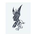 Ein Adler im Flug, der eine Schlange in seinen Krallen hält. Das Design symbolisiert Freiheit, Stärke und den Instinkt, Herausforderungen zu erobern. Perfekt für jemanden, der den Geist eines wilden Räubers und den Mut, jedem Hindernis zu begegnen, verkörpert.