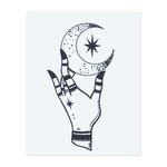 Ein mystisches Tattoo einer Hand, die einen Halbmond hält, umgeben von verstreuten Sternen. Dieses Design symbolisiert die Verbindung zum Universum, Magie und die Schönheit der Nacht. Perfekt für jemanden, der eine tiefe Verbindung zum Kosmos und den Geheimnissen der Sterne verspürt.