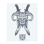 Ein furchterregendes Tattoo des Gesichts eines Wikinger-Kriegers mit zwei gekreuzten Schwertern darunter. Das Design repräsentiert Stärke, Ehre und Tapferkeit und symbolisiert den Geist eines Kriegers, der bereit ist zu kämpfen. Perfekt für jemanden, der Mut, Kampf und nordische Herkunft umarmt.