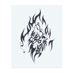 Ein furchterregendes Wolfs-Gesicht, umgeben von wirbelnden Flammen. Der Wolf schaut nach oben, heult, und sein Fell geht in das Feuer über. Das Tattoo ist im kräftigen Tribal-Stil gehalten und zeigt Stärke, Feuer und wilde Energie.