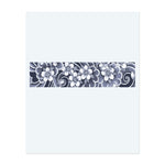 Ein zartes Band-Design mit blühenden Blumen, die sich mit wirbelnden Wellen verweben. Dieses Tattoo symbolisiert Schönheit, Wachstum und den Fluss des Lebens und verbindet die Eleganz der Natur mit sanfter Bewegung.