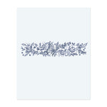 Ein anmutiges Band-Design mit blühenden Blumen und einem Schmetterling, umgeben von Blättern und Beeren. Dieses Tattoo symbolisiert Transformation, Schönheit und das zarte Gleichgewicht der Natur.