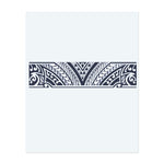Ein detailliertes Band-Design mit symmetrischen Tribal-Mustern, scharfen Linien und Kurven. Dieses Tattoo symbolisiert Stärke, Balance und Einheit und kombiniert geometrische Präzision mit fließender Bewegung.