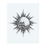 Surrounded by stylized, blazing flames, a grinning skull rises from swirling gothic motifs. This temporary tattoo radiates dark energy and power, combining solar symbolism with a captivating baroque touch.