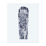 Dieses Sleeve zeigt einen majestätischen Koi-Fisch, der durch Wellen nach oben schwimmt und von zarten Blumen umgeben ist. Es symbolisiert Stärke, Ausdauer und Transformation und stellt die Reise dar, Hindernisse zu überwinden.