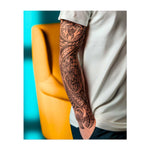 Dieses Sleeve zeigt detaillierte Tribal-Muster mit einem zentralen Schildkröten-Design, umgeben von wirbelnden und geometrischen Elementen. Das Tattoo symbolisiert Widerstandsfähigkeit, Schutz und eine tiefe Verbindung zur Natur.