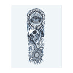 Dieses Sleeve verbindet einen Totenschädel mit geometrischen Mustern und einem allsehenden Auge, das die Verbindung zwischen Leben, Tod und der göttlichen Einsicht symbolisiert, die uns führt. Das kunstvolle Design repräsentiert die Geheimnisse des Daseins und das Entfalten des Schicksals.