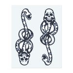 Zwei ineinander gewundene Schlangen, jede mit einem Totenschädel an ihrem Kopf, symbolisieren Gefahr, Tod und Wiedergeburt. Die Schlangen, die sich umeinander winden, repräsentieren das Gleichgewicht zwischen Leben und Tod in einem kühnen und auffälligen Design.