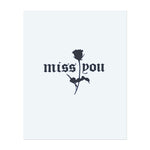 Ein sentimentales Design mit den Worten "miss you" kombiniert mit einer zarten Rose. Es erinnert an Liebe und Verlust und drückt Sehnsucht und Erinnerung in einer schönen, eleganten Schrift aus.