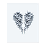 Ein Paar Engel-Flügel, die zu einem Herz geformt sind, symbolisieren Liebe, Verlust und die bittersüße Schönheit der Verwundbarkeit. Ein Design für diejenigen, die Schwierigkeiten erlebt haben, aber dennoch Stärke in ihren Herzen tragen.
