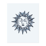 Ein Minimalistes Tattoo eines Halbmonds mit einem sanften Gesicht, das eine Träne weint. Sanfte Wolken wirbeln um ihn, was ein träumerisches, mystisches Gefühl hinzufügt. Das Design ruft Emotionen und Ruhe hervor, gezeichnet in zarten Linien mit einem Hauch von Magie.