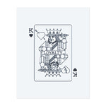 Eine König der Herzen Spielkarte mit dem Wort "LOYALTY" über seiner Brust. Das Tattoo zeigt eine königliche Figur mit einem Schwert, das Stärke und Hingabe symbolisiert. Es repräsentiert Loyalität und Ehre, perfekt für jemanden, der diese Eigenschaften schätzt.