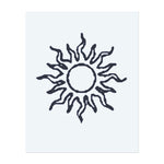 Eine kräftige, strahlende Sonne mit wellenförmigen Strahlen. Dieses Tattoo repräsentiert Wärme, Energie und Positivität und symbolisiert die Kraft der Sonne, Licht und Hoffnung in die Welt zu bringen. Perfekt für diejenigen, die das Leben mit Leidenschaft und Licht umarmen.