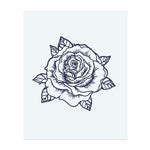 Eine schöne, detaillierte Rose in voller Blüte mit üppigen Blättern. Dieses Tattoo symbolisiert Liebe, Schönheit und Eleganz, perfekt für diejenigen, die zeitlose Schönheit und die zarte Natur des Lebens schätzen.