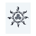 Ein Sonnen-Design, umgeben von kunstvollen Tribal-Mustern, symbolisiert Leben und Energie. Dieses Tattoo repräsentiert Stärke und den unendlichen Zyklus der Natur und ist perfekt für diejenigen, die Balance und Verbindung zur Erde schätzen.