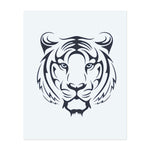 Ein furchterregendes, detailliertes Tigergesicht. Dieses Tattoo repräsentiert Mut, Macht und Entschlossenheit und ist ein perfektes Symbol für diejenigen, die Herausforderungen mit Selbstvertrauen und Stärke begegnen.
