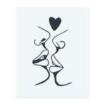 Zwei Gesichter, die sich zu einem Kuss näher kommen und ein Herz darüber bilden. Dieses Tattoo repräsentiert Liebe, Verbindung und Intimität, perfekt für diejenigen, die tiefe emotionale Bindungen schätzen.
