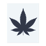Ein detailliertes Cannabisblatt. Dieses Tattoo symbolisiert Freiheit, Wachstum und Verbindung zur Natur, ideal für diejenigen, die die Kraft der Natur und ihre heilenden Eigenschaften umarmen.