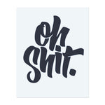 Ein kräftiges "Oh Shit" in dynamischer, fließender Schrift. Dieses Tattoo fängt einen humorvollen und nachvollziehbaren Moment ein, perfekt für jemanden, der das Leben mit Humor und einer entspannten Haltung umarmt.