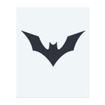 Eine einfache Fledermaus-Silhouette, kühn und scharf. Dieses Tattoo symbolisiert Geheimnis, Freiheit und nächtliche Energie, perfekt für diejenigen, die Stärke in der Dunkelheit finden.