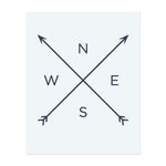 Ein Minimalistes Kompass-Design mit Pfeilen, die in alle vier Richtungen zeigen. Dieses Tattoo symbolisiert Führung, Richtung und das Finden des eigenen Weges, perfekt für diejenigen, die Klarheit und Zweck auf ihrer Reise suchen.