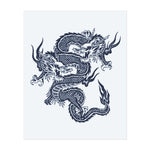 Zwei mächtige Drachen, die ineinander verwoben sind, deren Körper mit Energie und Flammen durchzogen sind. Dieses Tattoo repräsentiert Stärke, Harmonie und Schutz. Perfekt für diejenigen, die Balance, Dualität und die Kraft des Naturgeistes umarmen.