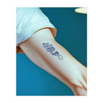 Eine detaillierte Schlange, die sich mit kunstvollen Mustern windet. Dieses Tattoo symbolisiert Weisheit, Transformation und Schutz, perfekt für diejenigen, die persönliches Wachstum und die Stärke durch Veränderung schätzen.