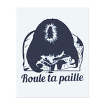 Eine Frau mit gesenktem Kopf, umgeben von Rauch und einem verspielten Spruch "Roule ta paille." Dieses Tattoo symbolisiert Selbstausdruck, Entspannung und eine sorgenfreie Haltung, ideal für diejenigen, die Individualität schätzen und ohne Urteil leben.