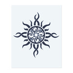 Eine Sonne mit wirbelnden Strahlen, die ein zentrales Kreismuster umkreisen. Dieses Tattoo repräsentiert den Lebenszyklus, Energie und ewige Erneuerung, perfekt für diejenigen, die an konstantes Wachstum und die Kraft des Universums glauben.