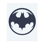 Das klassische Fledermaus-Logo, kräftig und stark im Design. Dieses Tattoo repräsentiert Wachsamkeit, Heimlichkeit und den Willen zu schützen, eine perfekte Hommage an diejenigen, die mit der Mission des Dunklen Ritters übereinstimmen.