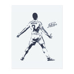 Cristiano Ronaldo in der "SUIII"-Position, die Stärke und Entschlossenheit symbolisiert. Dieses Tattoo repräsentiert Exzellenz, Ehrgeiz und harte Arbeit, ideal für diejenigen, die seine Hingabe bewundern, der Beste zu sein.