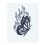 Ein Schmetterling, umgeben von Flammen, der Schönheit und Intensität vereint. Dieses Tattoo symbolisiert Transformation, Freiheit und innere Stärke, ideal für diejenigen, die Wachstum erfahren haben und stärker hervorgegangen sind.