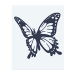 Ein kräftiger Schmetterling im Flug, mit weit ausgebreiteten Flügeln. Dieses Tattoo symbolisiert Transformation, Freiheit und die Schönheit des Selbstausdrucks, ideal für diejenigen, die sich durch ihre Reise und persönliche Entwicklung befreit fühlen.