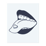 Ein Satz Lippen mit einer verspielten Zunge, die eine flirtende Stimmung vermittelt. Dieses Tattoo repräsentiert Sinnlichkeit, Selbstausdruck und Anziehungskraft, perfekt für diejenigen, die ihre selbstbewusste, kühne Seite umarmen.