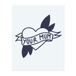 Ein Herz, das von einem Banner mit der Aufschrift "YOUR MUM" umschlungen ist, umgeben von Blättern.