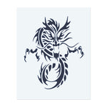 Ein schlanker, tribal-artiger Drache, der sich in kunstvollen Mustern um sich selbst windet. Dieses Tattoo symbolisiert persönliches Wachstum, Schutz und den beständigen Geist eines Kriegers, ideal für diejenigen, die ihren einzigartigen Weg umarmen.