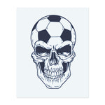Ein Totenschädel mit einem Fußball oben, der Härte mit Sport verbindet. Dieses Tattoo symbolisiert Leidenschaft, Entschlossenheit und eine leidenschaftliche Liebe zum Spiel, perfekt für diejenigen, die Fußball leben und atmen.