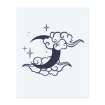 Ein Halbmond, umgeben von sanften, wirbelnden Wolken und funkelnden Sternen. Dieses Tattoo repräsentiert Geheimnis, Träume und die Schönheit der Nacht, ideal für diejenigen, die Trost und Inspiration im mondbeschienenen Himmel finden.