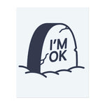 Ein humorvolles Grabstein-Tattoo mit den Worten "I'M OK" eingraviert, das Widerstandsfähigkeit und das Überwinden von Schwierigkeiten mit einer heiteren Einstellung symbolisiert. Dieses Tattoo repräsentiert die Stärke, durch schwierige Zeiten mit Humor und innerer Ruhe zu bestehen.