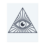 Ein Auge in einem Dreieck, das Lichtstrahlen nach außen ausstrahlt. Dieses Tattoo symbolisiert Weisheit, Bewusstsein und spirituelle Einsicht, ideal für diejenigen, die tiefere Erkenntnis und Erleuchtung suchen.