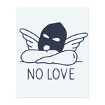 Eine Maske mit Engelsflügeln, die an den Worten "NO LOVE" ruht, symbolisiert den Konflikt zwischen Verwundbarkeit und dem Schutz des eigenen Herzens.